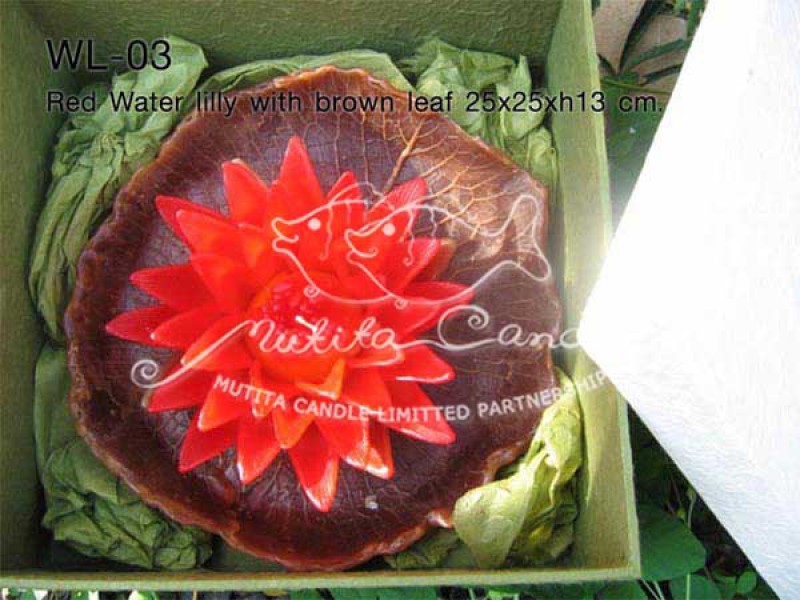 เทียนหอม เดชอุดม : WATER LILY SET|Red Water Lilly With Brown Leaf
A TOUCH OF THAI LOTUS CANDLES|WL-03|25 x 25 x h 13 cm