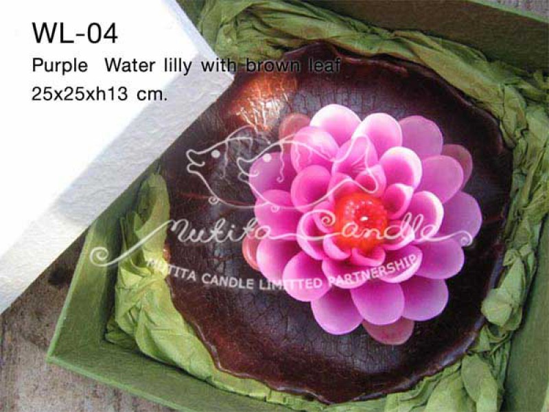 เทียนหอม เดชอุดม : WATER LILY SET|Purple Water Lilly With Brown Leaf
A TOUCH OF THAI LOTUS CANDLES|WL-04|25 x 25 x h 13 cm