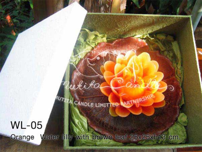 เทียนหอม เดชอุดม : WATER LILY SET|Orange Water Lilly With Brown Leaf
A TOUCH OF THAI LOTUS CANDLES|WL-05|25 x 25 x h 13 cm